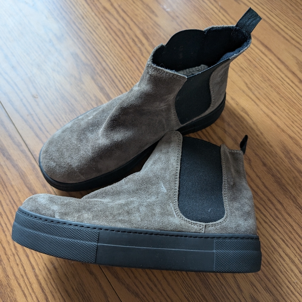 Frau - Italian Made Suede Chelsea Boots